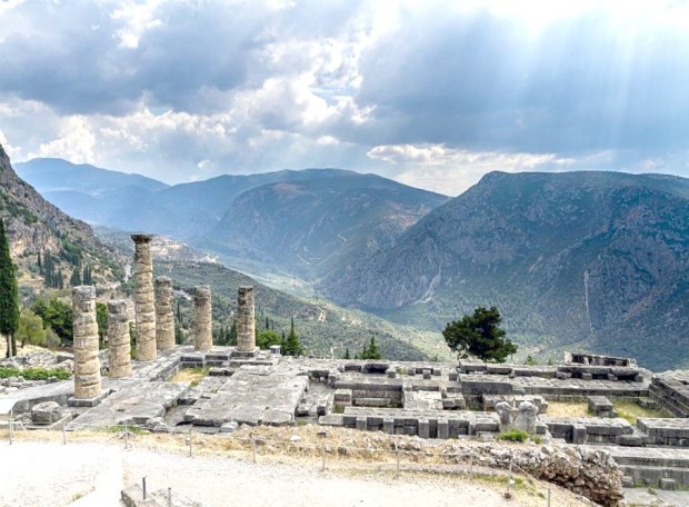 The town of delphi is about 100 miles (161 km) from athens and can be visited as a day trip. Delphi And Meteora Trekking Adventure Overnight The Travelporter